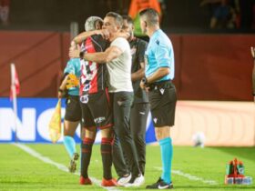 Jair Ventura exalta goleada do Vitória: A gente anda mais uma casinha na tabela