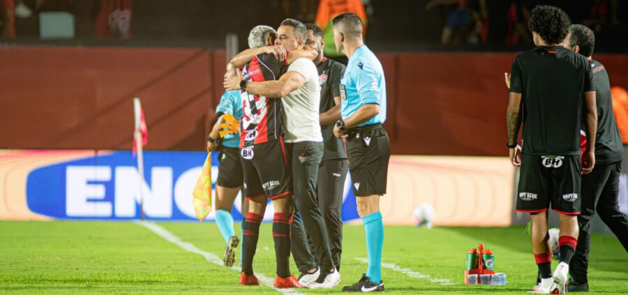 Jair Ventura exalta goleada do Vitória: A gente anda mais uma casinha na tabela