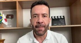 Janones orienta militantes a ‘agir como robôs’: ‘Só obedece’