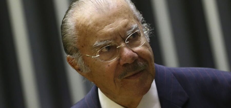 José Sarney passa por cirurgia abdominal e permanece na UTI