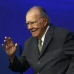 José Sarney passa por cirurgia e segue na UTI