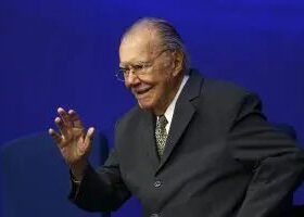 José Sarney passa por cirurgia e segue na UTI
