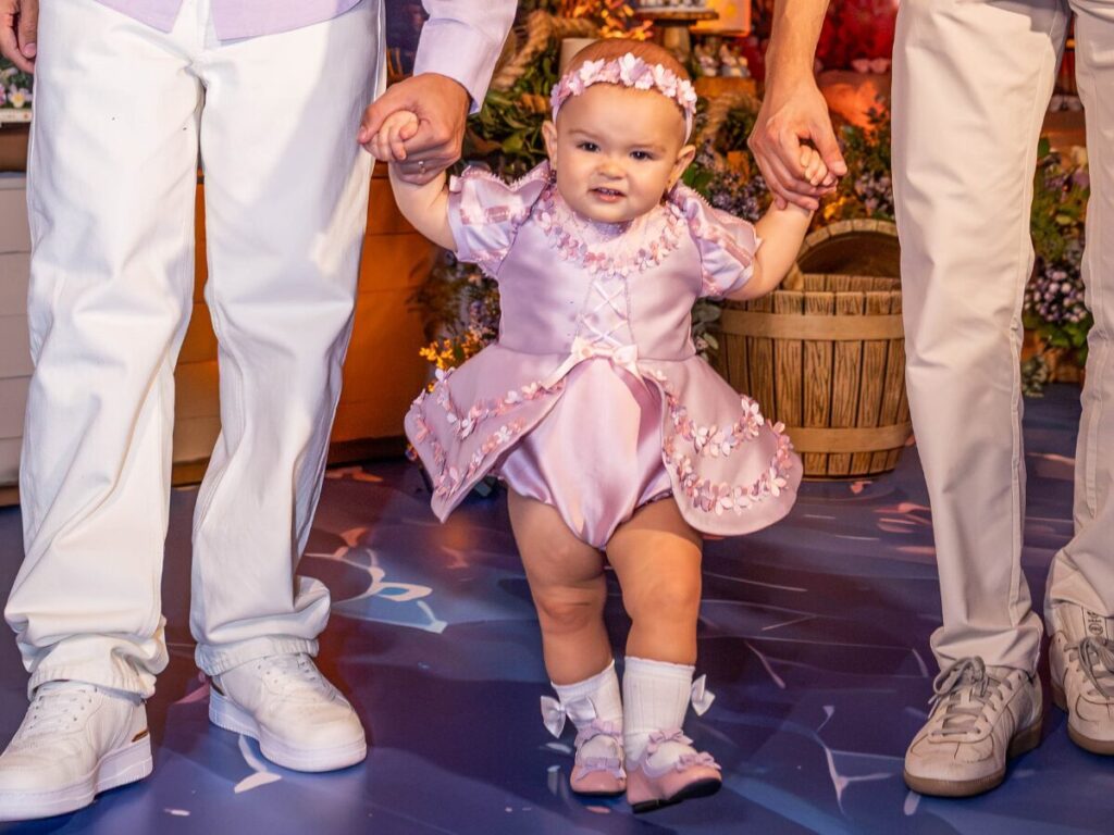 Lucas Rangel e Lucas Bley colocam filha de 1 ano para estudar inglês Lucas Rangel e Lucas Bley revelam que filha de 1 ano já faz aulas de inglês