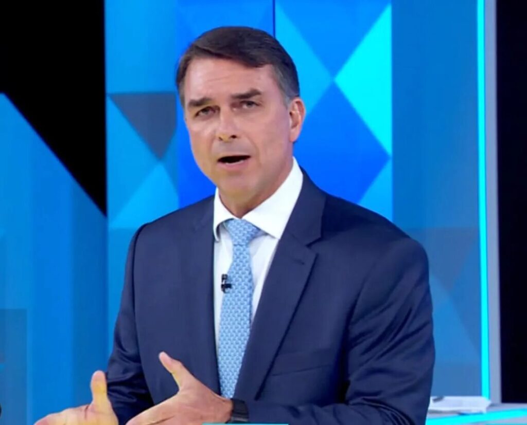 Lula cobra Flávio Bolsonaro sobre licença-maternidade em debate Lula cita voto contrário de Flávio ao aumento da licença-maternidade: ‘Teve chance de votar e não votou’