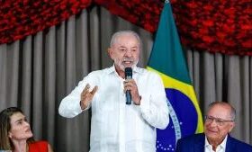 Lula se declara candidato ‘antissistema’ e critica ‘promiscuidade’ do STF