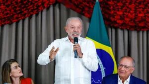 Lula se declara candidato ‘antissistema’ e critica ‘promiscuidade’ do STF