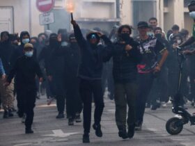Mais de 400 escolas ficam sem aulas e 65 funcionários são feridos em protestos na França