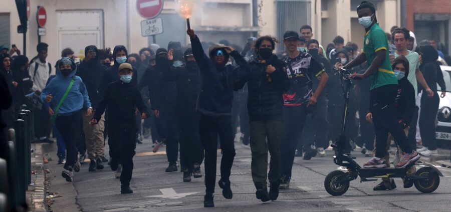 Mais de 400 escolas ficam sem aulas e 65 funcionários são feridos em protestos na França