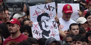 Militantes do PT associam Flávio a Hitler em ato de Lula