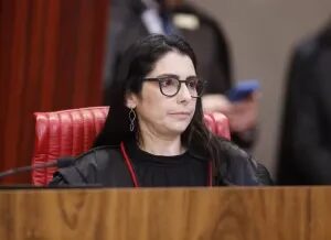 Ministra que proibiu cadeira vazia no debate da Globo fez campanha para Lula