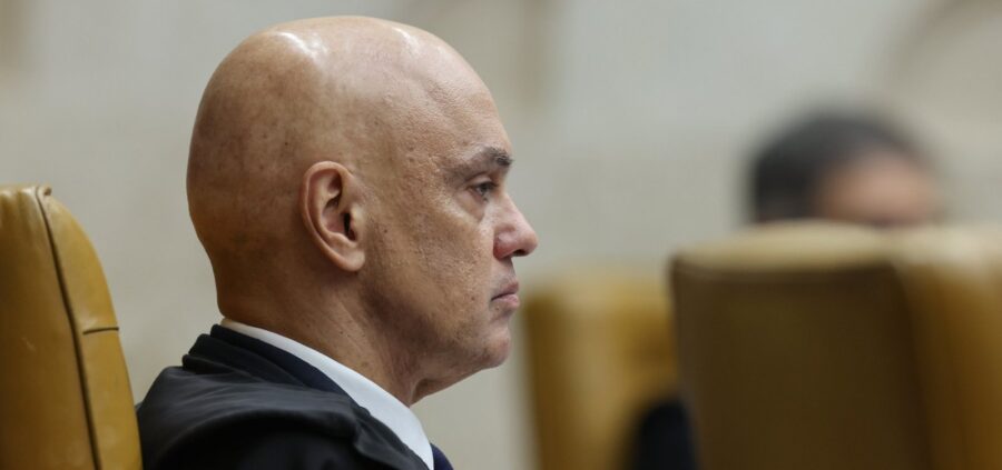 Moraes avalia pedido para autorizar visita de Flávio Bolsonaro ao pai