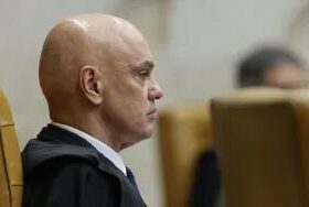 Moraes pede manifestação da PGR sobre visita de Flávio a Bolsonaro