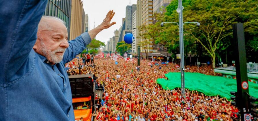 Multidão histórica ocupa Avenida Paulista em ato de apoio a Lula