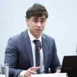 Nikolas Ferreira divulga canal de Flávio no WhatsApp