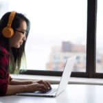 Os perigos de usar fone de ouvido no escritório