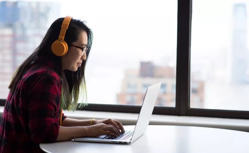 Os perigos de usar fone de ouvido no escritório
