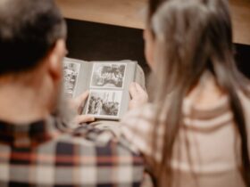 Pais usam ChatGPT para criar fotos escolares dos filhos