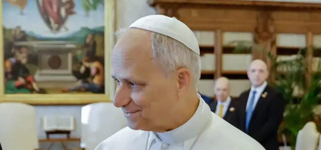 Papa Leão XIV deve ficar internado por uma semana após cirurgia no pulmão