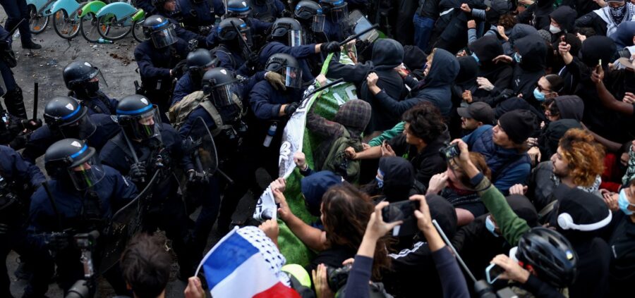Paris em chamas: estudantes tomam a Praça da Bastilha na continuação dos protestos pela educação
