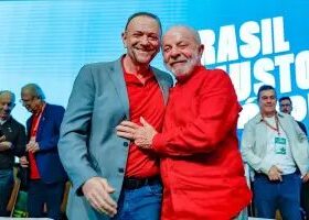 Presidente do PT conversa com líderes de partidos em busca de apoio para Lula