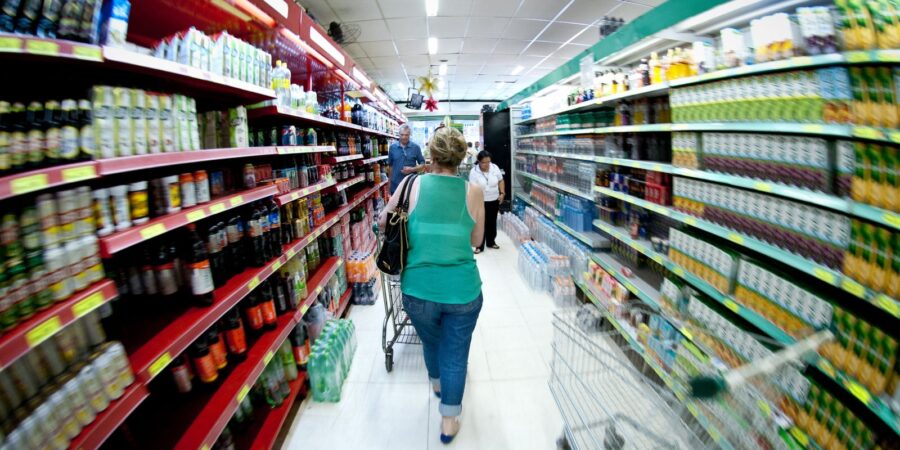 Produção industrial cai 0,6% de julho para agosto, diz IBGE