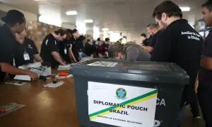Quase 1 milhão de brasileiros no exterior poderão votar nas eleições de 2026