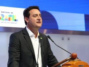 Ratinho Jr. apoia Flávio Bolsonaro no 2º turno