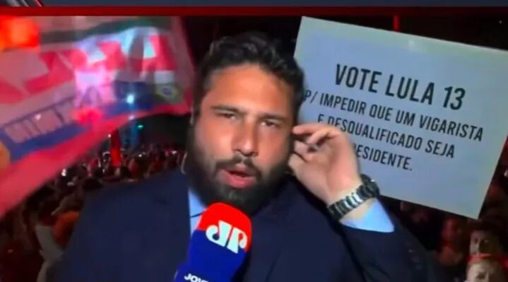 Repórter sofre agressão e ofensas durante ato pró-Lula em SP Repórter da Jovem Pan é atacado por petistas