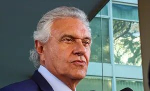 Tarcísio acompanha Flávio em ato de apoio de Caiado em Goiânia