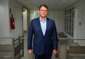 Tarcísio venceria Haddad e seria reeleito no 1° turno, aponta pesquisa