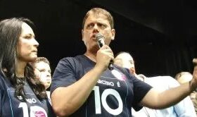 ‘Vamos para a vitória definitiva contra o PT’, diz Tarcísio em apoio a Flávio
