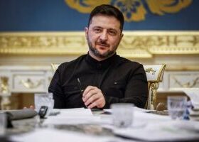 Zelensky acusa Putin de ignorar cessar-fogo proposto por Trump